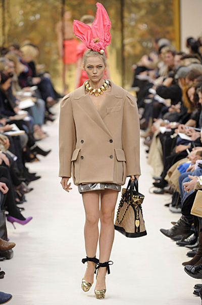 Louis Vuitton Fall 2009 Ready-to-Wear collection, runway looks, beauty,  models, and reviews.